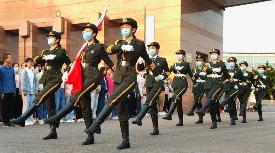 九月十八日，我们举行庄严的升旗仪式